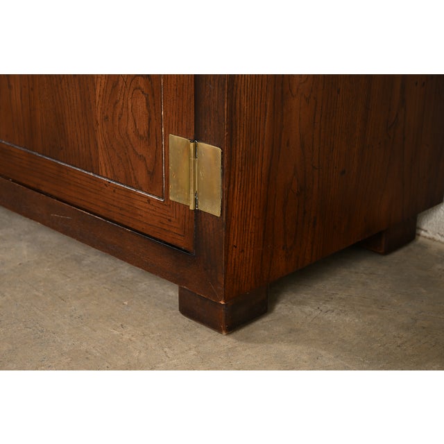 Henredon Mid-Century Hollywood Regency Campaign Oak and Brass Buffet Server or Bar Cabinet For Sale - Image 13 of 17