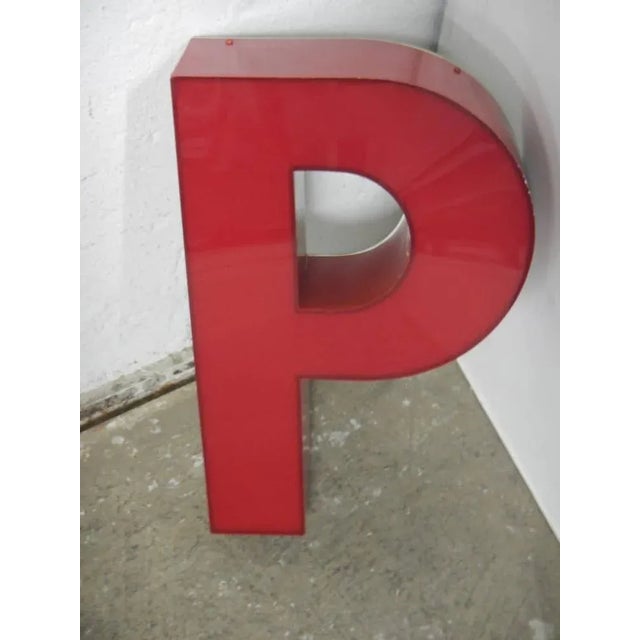 Gray Letter P in Red Plastic, 1970s For Sale - Image 8 of 8