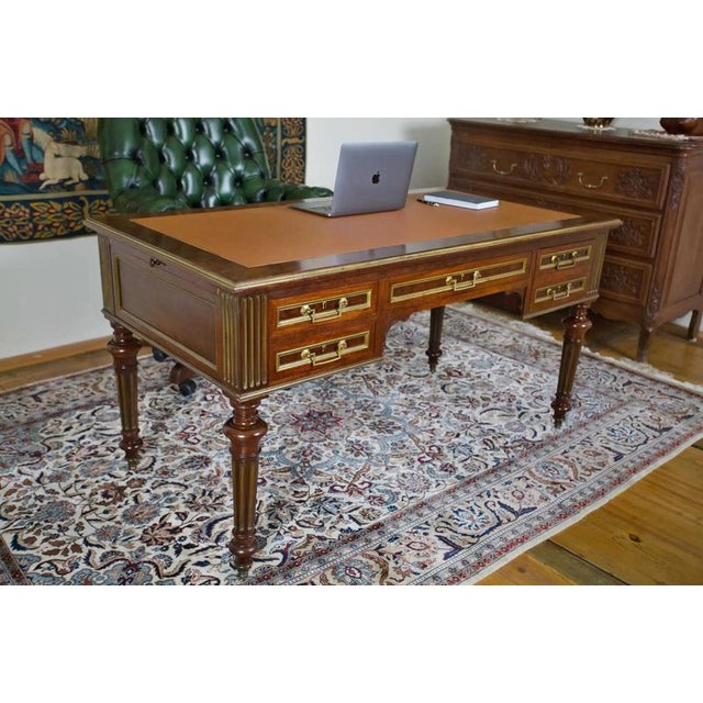 This luxurious English desk represents the perfect combination of elegance and practicality. It is made of solid wood and...