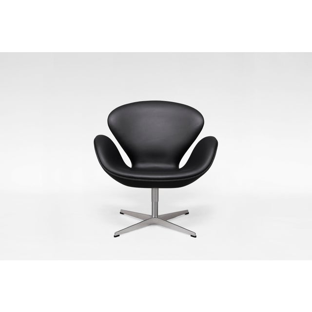 Metal Vintage Swivel Swan Chair in Black Leather by Arne Jacobsen for Fritz Hansen, 1950s For Sale - Image 7 of 7