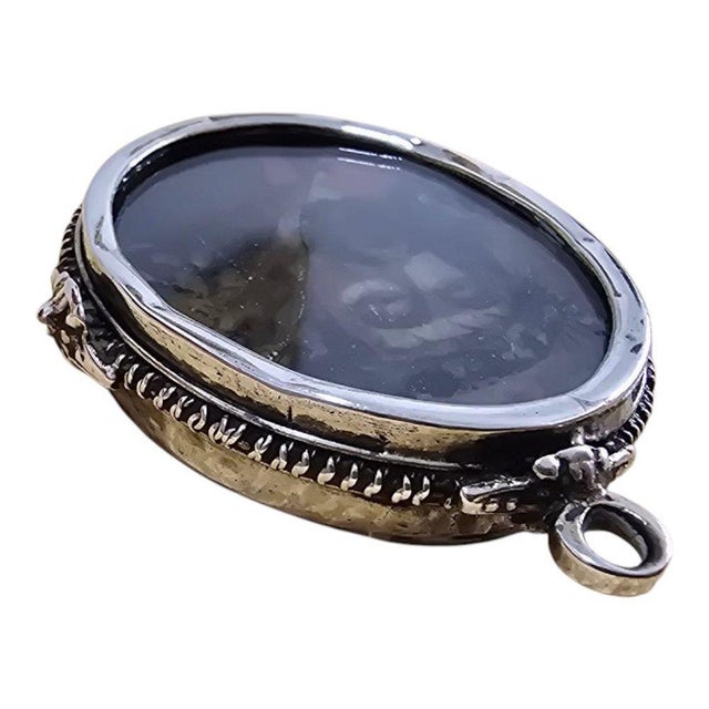 Elegant 18th-century reliquary in solid silver, finely hand-engraved, with ornamental decoration typical of Baroque...
