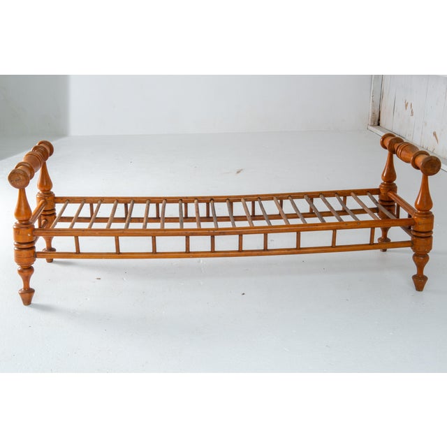 1850s Hand-Carved Maple Wood Daybed, American Craftsman Style For Sale - Image 4 of 13