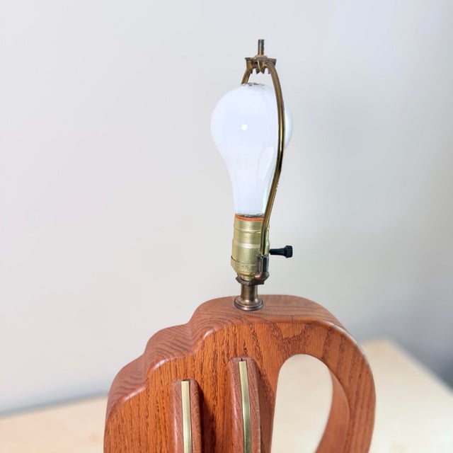 1960s Vintage Mid-Century Modern Oak & Brass Sculptural Table Lamp — Cutout Base, Abstract Harp Shape For Sale - Image 5 of 7