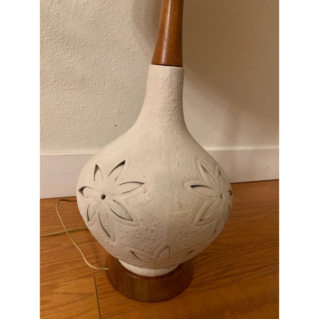 Cream 1960s Mid Century Teak and Ceramic Table Lamp Without Shade For Sale - Image 8 of 11