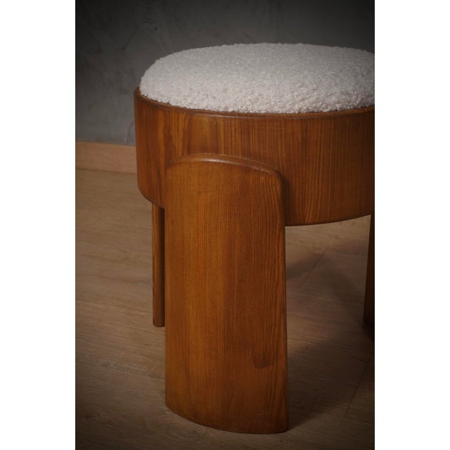 Wood Art Deco Round Ottoman in Ash and White Boucle, 1990 For Sale - Image 7 of 10