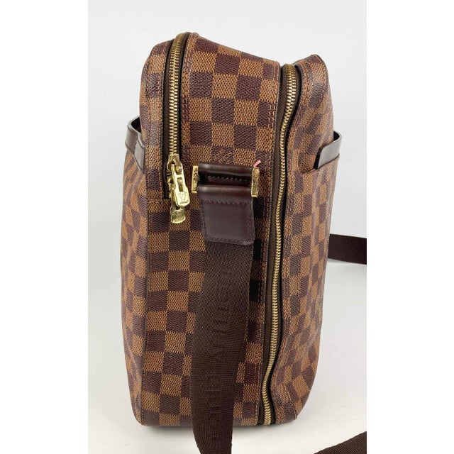 Louis Vuitton Damier Ebene Dorsoduro Messenger Bag in very good condition. Signature checkered print damier ebene canvas...