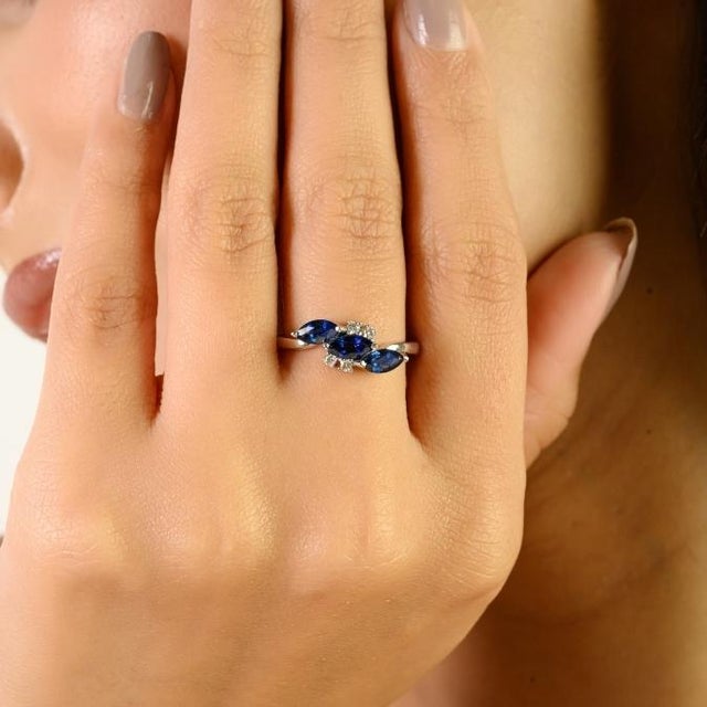 Vintage-Inspired 14k Gold 1.4 Carat Blue Sapphire & Diamond Cluster Ring Size 6.5 For Sale - Image 4 of 13