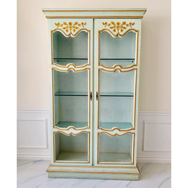 Vintage C. 1940s Italian Florentine Hand-Decorated Celadon China Cabinet With Gold Floral Detail & Chicken Wire Doors For Sale - Image 13 of 13
