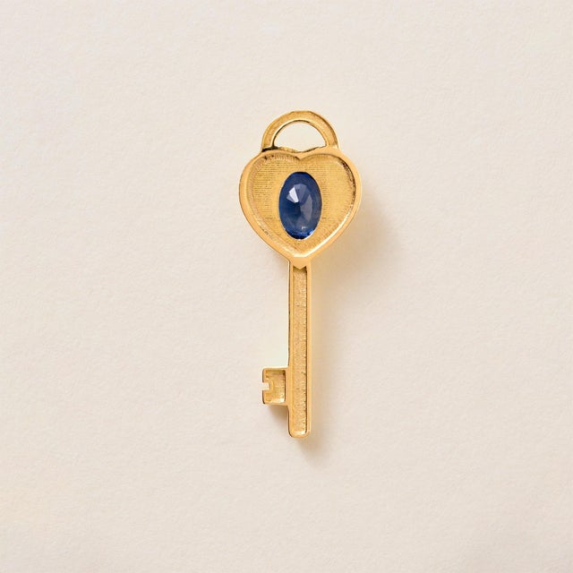 2020s 18k Gold Love Key Sapphire Oval and Diamond Pendant For Sale - Image 5 of 5