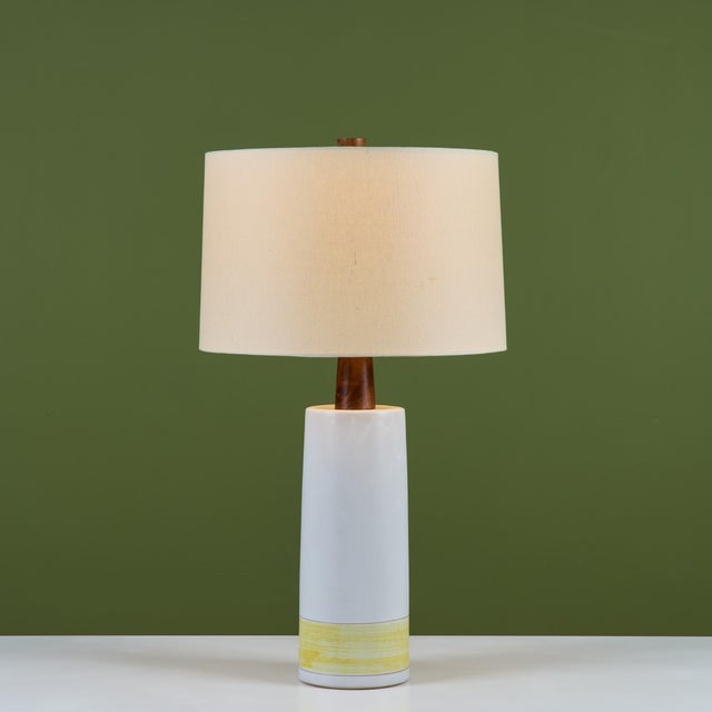 Marshall Studios 1950s Gordon and Jane Martz Large Scale Two-Tone Ceramic Table Lamp For Sale - Image 4 of 13