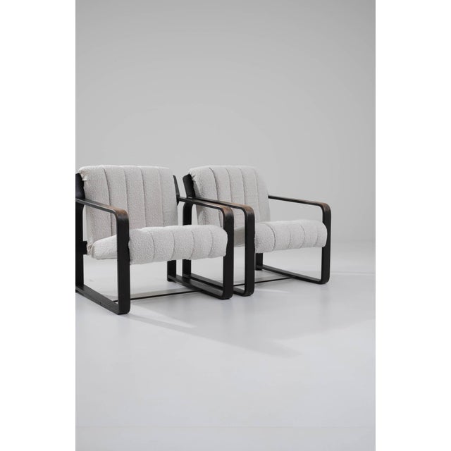 Effortlessly combining style and comfort, this pair of Mid Century Modern armchairs are a covetable find. Produced in the...