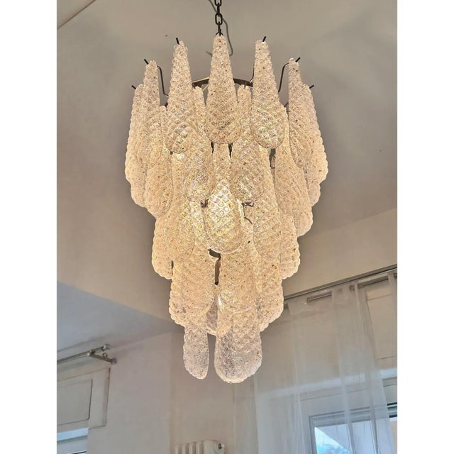 Elegant and contemporary “Conchiglie” Murano Glass Chandelier Very bright and lively Cascade chandelier for luxury...
