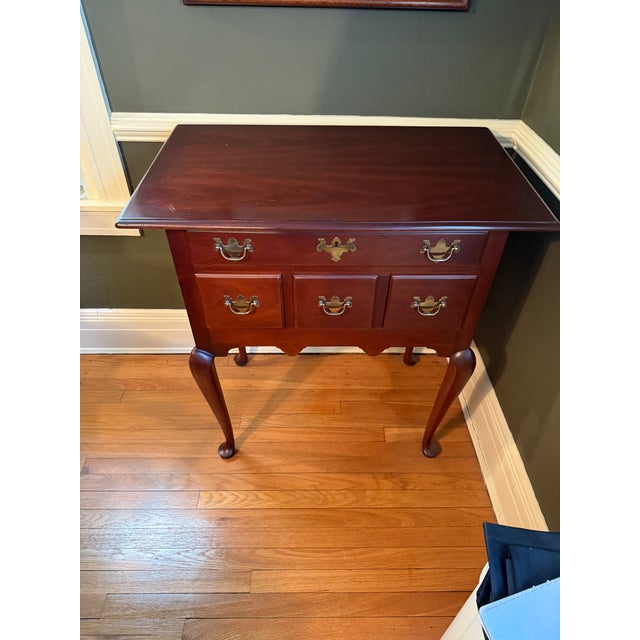 Vintage Hickory Chair Queen Anne Style Lowboy / Dressing Table For Sale In Philadelphia - Image 6 of 13