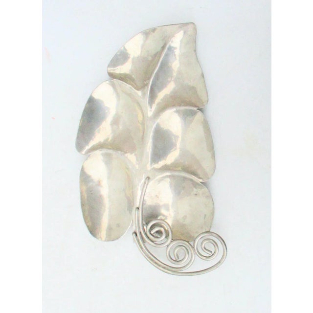 Shallow tropical leaf formed serving tray with six shallow bowls inside the form to serve a variety of treats. Vintage...