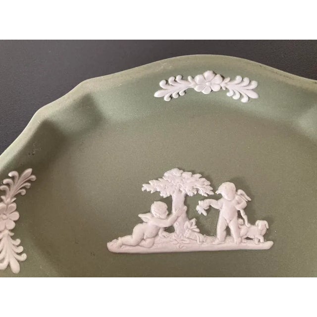 Ceramic Mid 20th Century English Wedgwood Jasperware Sage Green Jewelry Dish With Neoclassical Cherub Design For Sale - Image 7 of 12