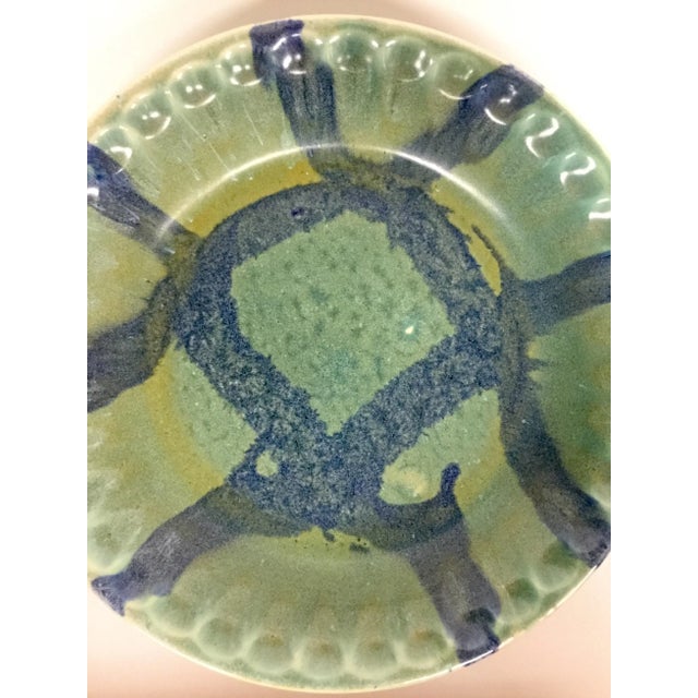 Very pretty pie plate. We love the blue and green combo. Only a tiny mistake from the firing kiln, otherwise in perfect...