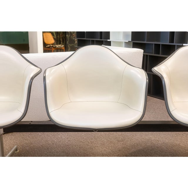 Mid-Century Modern Charles & Ray Eames Herman Miller Tandem 4 Seat Fiberglass Shell Chair Bench For Sale - Image 3 of 8