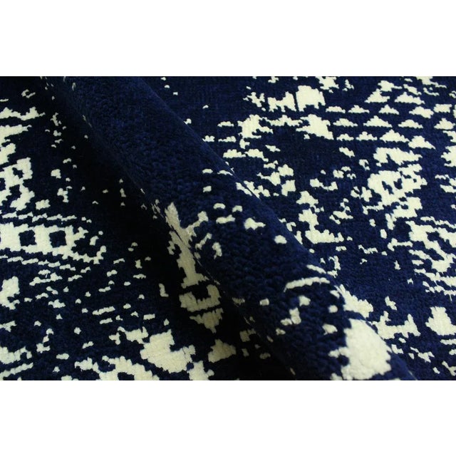 1990s Abstract Modern Blue/Ivory Wool/Viscose Rug - 4'0 X 6'1 For Sale - Image 4 of 8