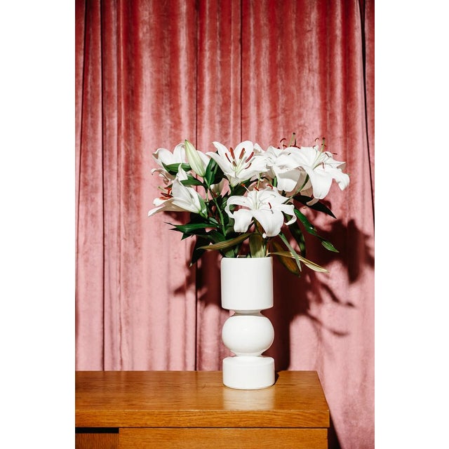 Elegant vase in glossy white ceramic, designed by Pino Spagnolo for Sicart in the 1970s. This vase is in excellent...