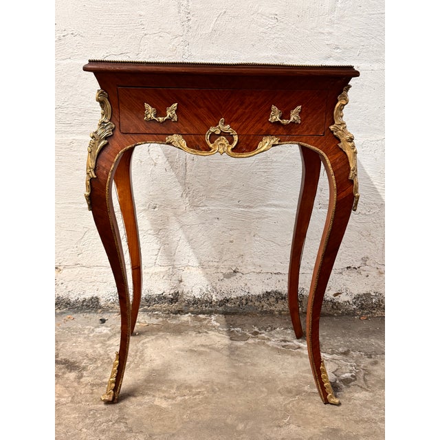 This exceptional side table represents the elegant "Transitional" period of French cabinetmaking, seamlessly blending the...