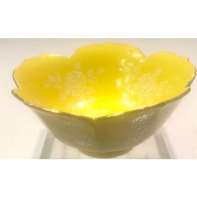 Yellow Mid 20th Century Chinoiserie Yellow Lotus Shaped Bowl With Gold Trim For Sale - Image 8 of 9