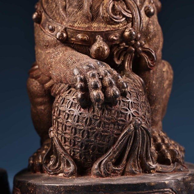 Bronze Late 19th Century Pair of Gilt Bronze Guardian Lion Figures, 9200g Total, Detailed Texture For Sale - Image 8 of 10