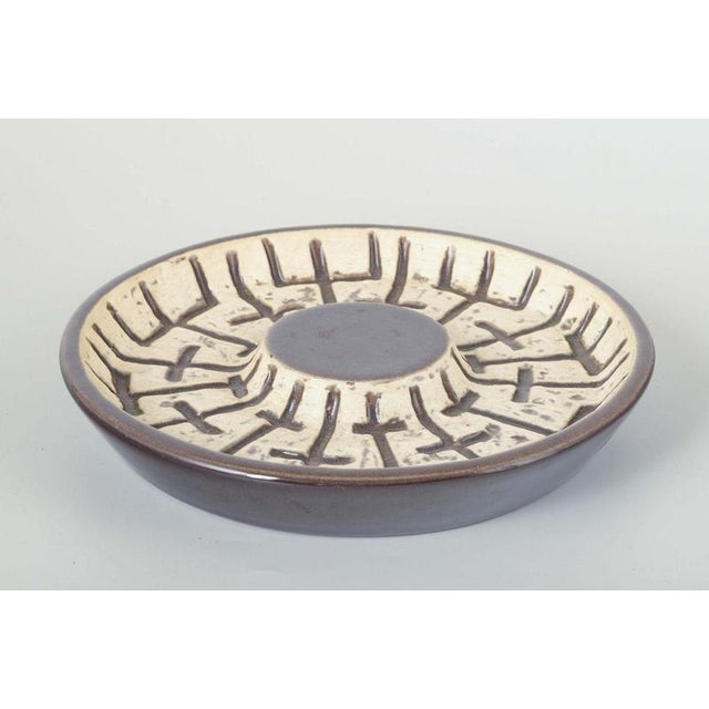 Mari Simmulson for Upsala-Ekeby Art pottery bowl, model 5015, 1960s. Decorative stoneware bowl with light glaze and brown...