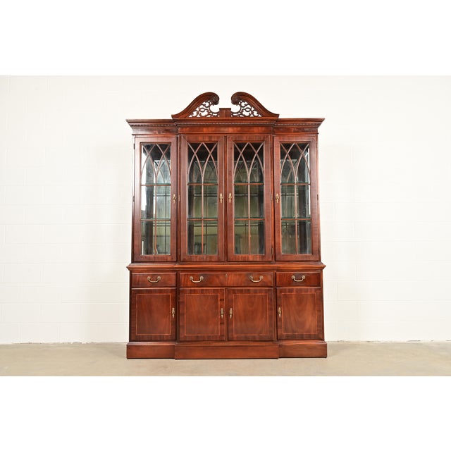 A beautiful Georgian or Chippendale style lighted breakfront bookcase cabinet or dining cabinet By Ethan Allen USA, Late...