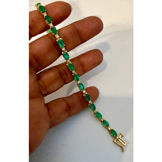 9 Carat Natural Emerald & Diamond Cocktail Tennis Bracelet 14 Karat Yellow Gold For Sale In New York - Image 6 of 18