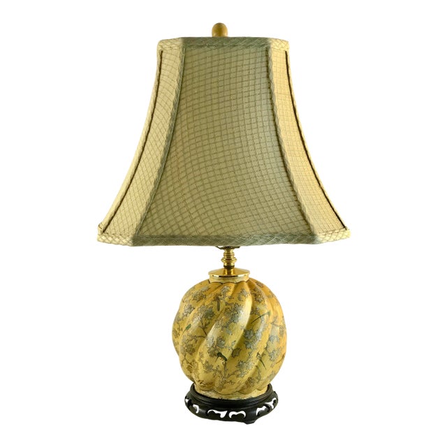 1950s Vintage Chinoiserie Polychrome Yellow Paper Mache Melon Table Lamp With Shade For Sale