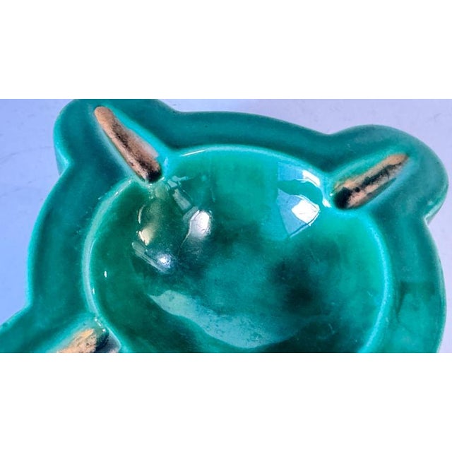 1940s French Art Deco Green Ceramic Ashtray with Gilded Details, 1940s For Sale - Image 5 of 12
