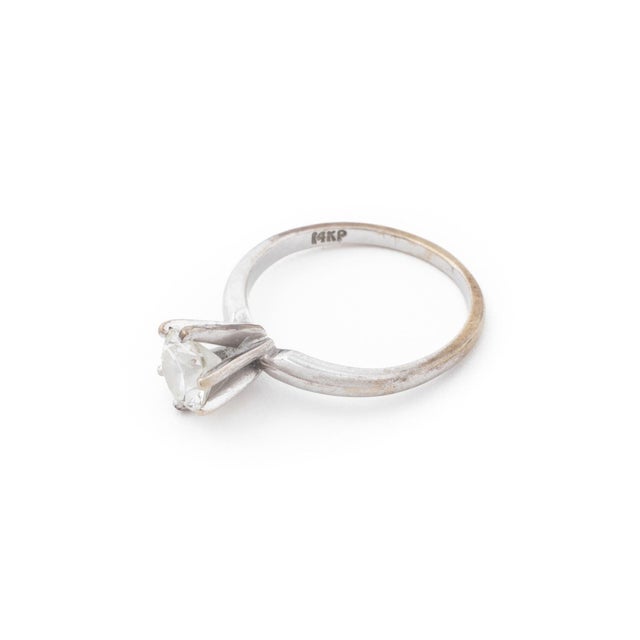 Late 20th Century Modern 14k White Gold and Diamond Solitaire Engagement Ring For Sale - Image 5 of 6