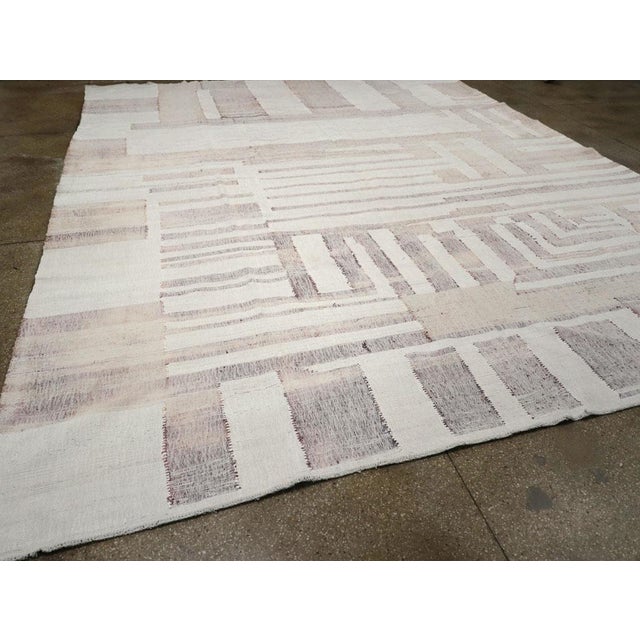 Galerie Shabab Collection Mid-20th Century Turkish Flatweave Kilim Carpet For Sale In New York - Image 6 of 8