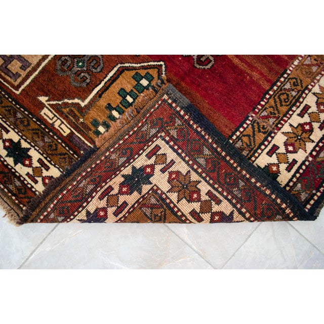 Vintage Hand Knotted Turkish Rug Organic Wool Living Room Decor – 6′9″ × 10′6″ For Sale - Image 14 of 15