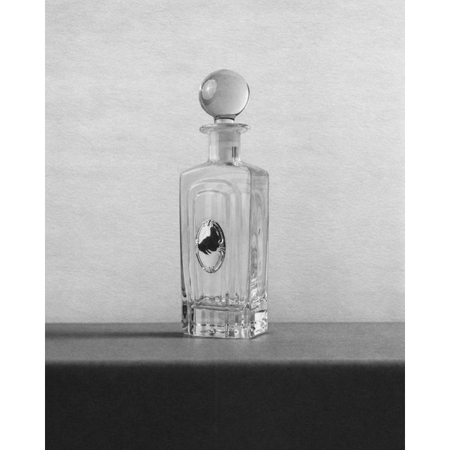 This vintage glass decanter from the 1980s combines timeless elegance with refined decorative details. Crafted from clear...