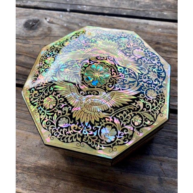 Art Deco Korean Shin Do Najeonchilgi Mother-of-Pearl Octagonal Crane Lacquer Box For Sale - Image 3 of 16