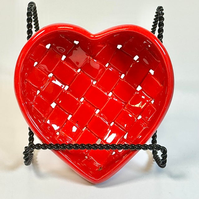 1980s Vintage Italian Majolica Boho Chic Valentine Woven Pottery Heart Bowl For Sale - Image 12 of 12