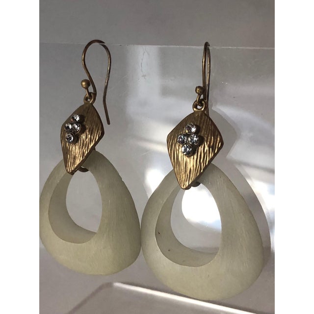 1980s 1980s Matte Gold Tone Frosted Cream Lucite Door Knocker Earrings, A Pair For Sale - Image 5 of 5