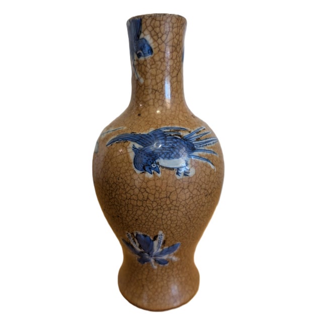 The crackle glaze and blue-and-white combination is rare and very popular! The base has two tiers and a unique mark.