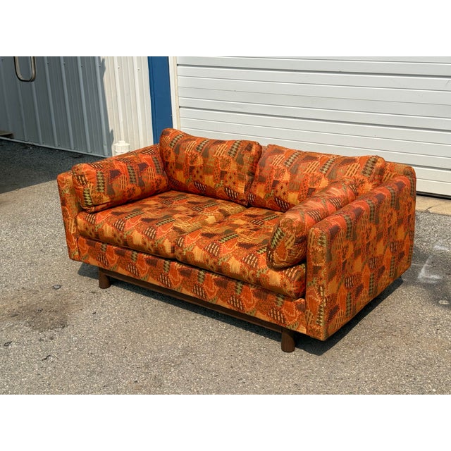 Signed Selig of Monroe Mid-Century Modern Geometric Pattern Pit Loveseat For Sale - Image 11 of 12