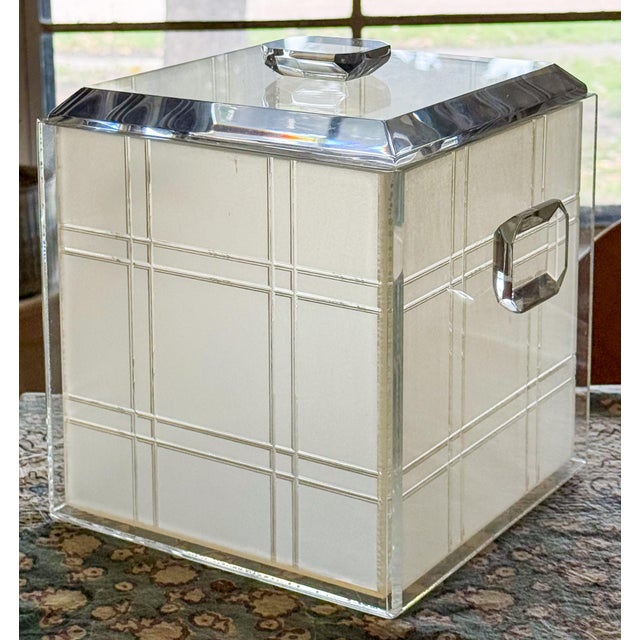 Incredible 1970s modern heavy lucite ice bucket with a windowpane patterned/scored frosted lucite liner, emerald cut...