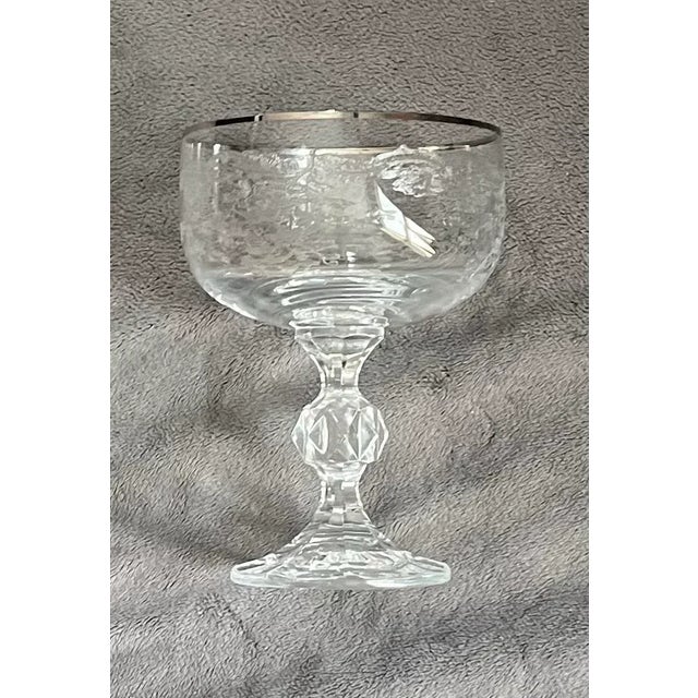 Mid-Century Modern Vintage Etched Crystal Champagne Coupes With Platinum Rim, Faceted Stem Barware – Set of 2 For Sale - Image 3 of 9