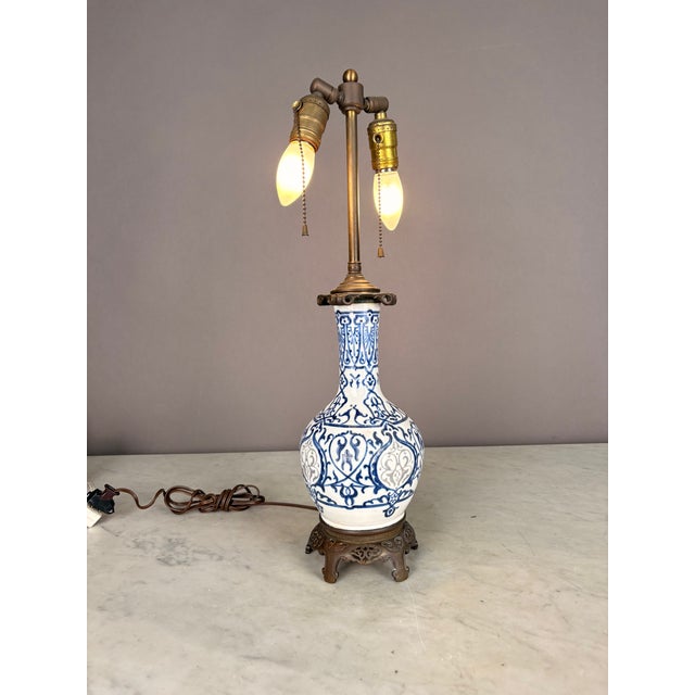 Chinese Late 19th Century Blue and White Chinese Porcelain & Brass Table Lamp For Sale - Image 3 of 9