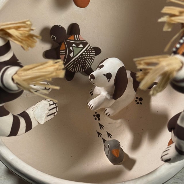 Vintage Native Acoma Friendship Pot by Marilyn Ray, Signed (2008) For Sale In Philadelphia - Image 6 of 10