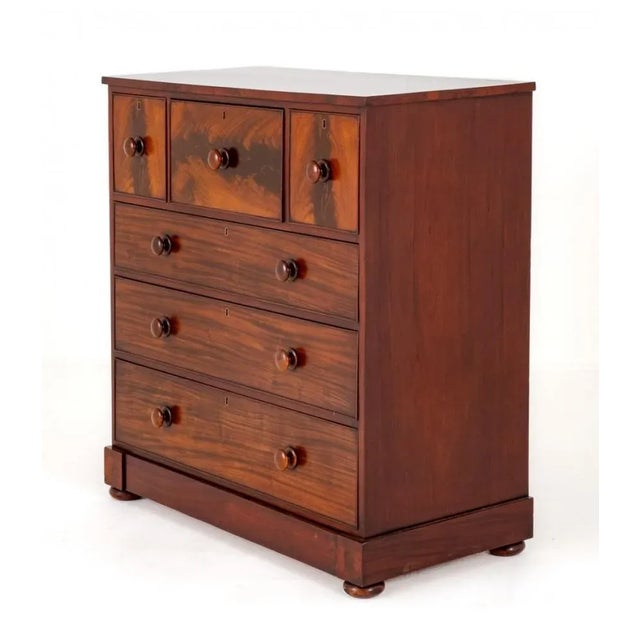 Victorian Mahogany Chest of Drawers. This Chest of Drawers Features 6 Ash Lined Drawers with Turned Knobs. The Top 3...