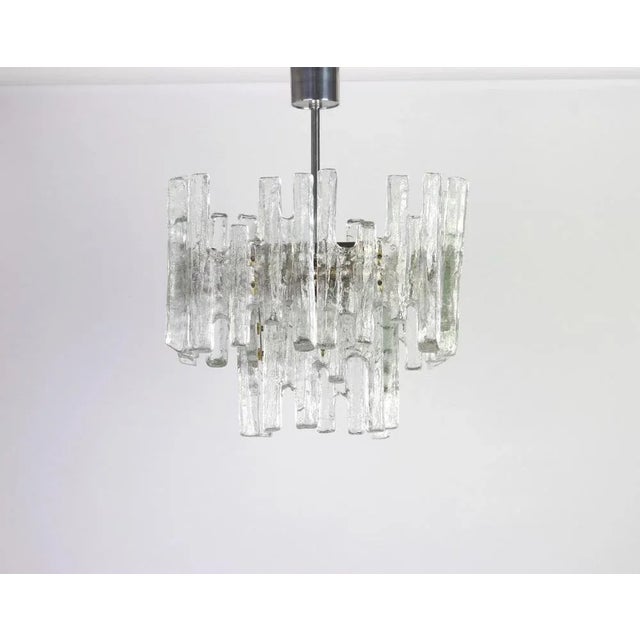 Stunning murano glass chandelier by kalmar, 1960s two tiers structure gathering 12 structured glasses, beautifully...