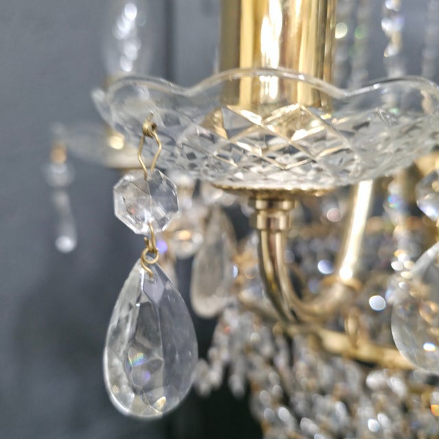 1970s Vintage Brass & Crystal Wedding Cake Chandelier – Waterfall Tiered 5-Light Regency Pendant For Sale - Image 5 of 14
