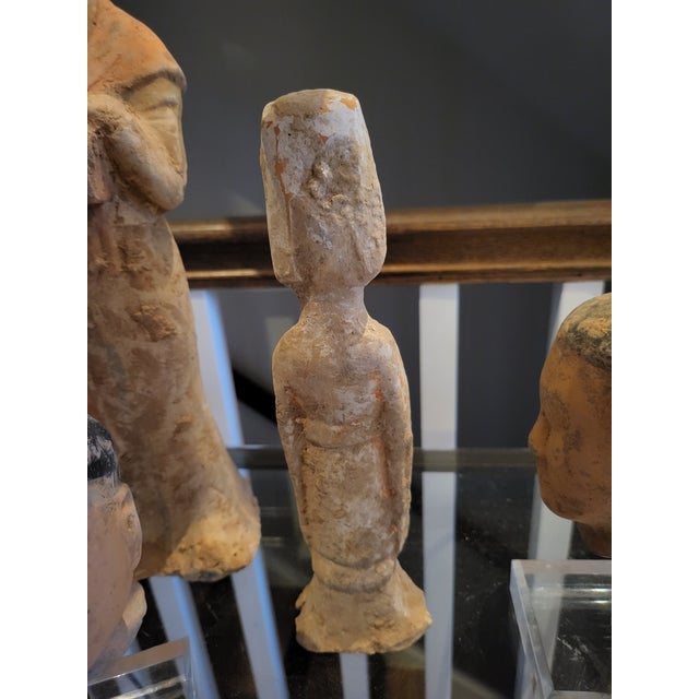 Chinoiserie Antique Tang Dynasty Style Terracotta Court Lady Attendant Figurine – Mingqi StyleItem For Sale - Image 3 of 4