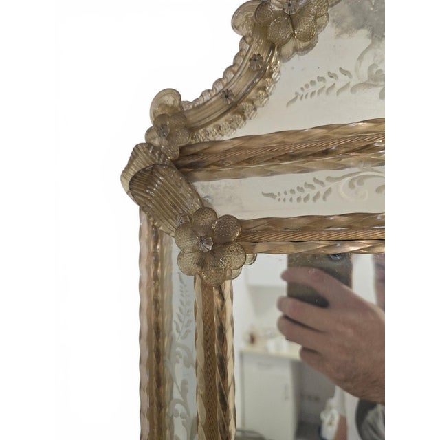 Venetian Murano Glass Wall Mirror with Floral Engraving and Amber Details, 1950 For Sale - Image 10 of 11