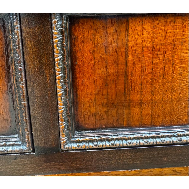 Amber 1920s Northern Furniture Co. Flame Mahogany 5-Drawer Highboy Dresser – Restored Patina For Sale - Image 8 of 12
